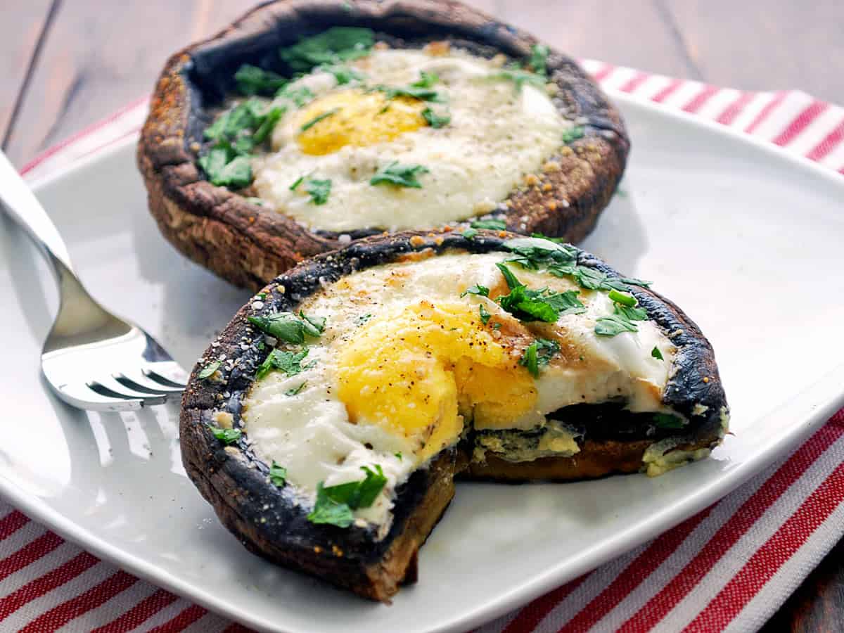 These breakfast mushrooms hold gently baked eggs to start your day with vitamin D | HealthDiscovery.org