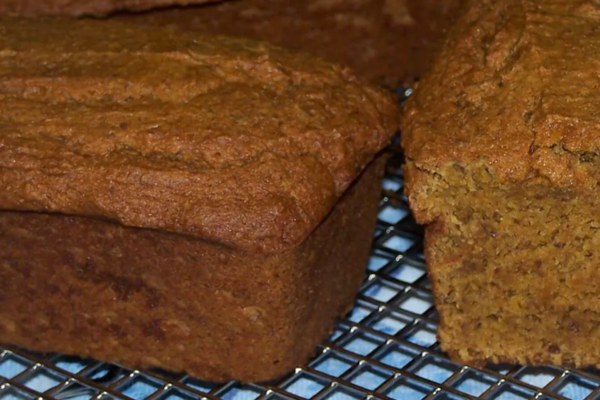 The flax and pumpkin in this pumpkin flax quickbread provide plenty of healthy fiber | HealthDiscovery.org
