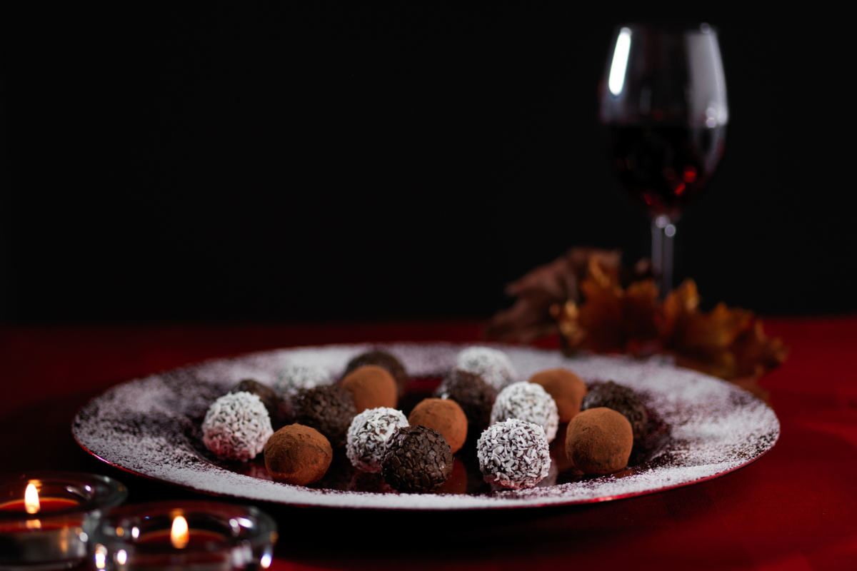 Red wine & dark chocolate truffles with cocoa powder dusting | HealthDiscovery.org by BenefitsVIP | Corporate Synergies
